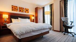 Гостиница Hilton Garden Inn  Краснодар Номер с 1 кроватью размера «queen-size» - Подходит для гостей с ограниченными физическими возможностями-1