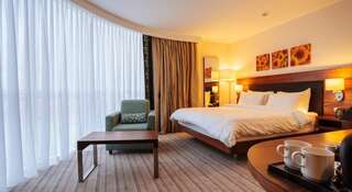 Гостиница Hilton Garden Inn  Краснодар Номер с кроватью размера "king-size" и видом на город-2