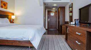 Гостиница Hilton Garden Inn  Краснодар Номер с кроватью размера "queen-size"-2