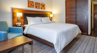 Гостиница Hilton Garden Inn  Краснодар Номер с кроватью размера "queen-size"-4