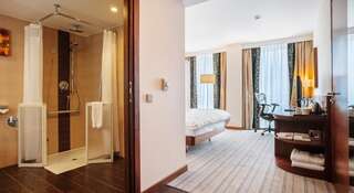 Гостиница Hilton Garden Inn  Краснодар Номер с 1 кроватью размера «queen-size» - Подходит для гостей с ограниченными физическими возможностями-2