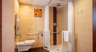 Гостиница Hilton Garden Inn  Краснодар Номер с 1 кроватью размера «queen-size» - Подходит для гостей с ограниченными физическими возможностями-4