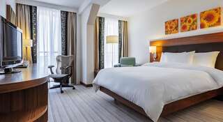 Гостиница Hilton Garden Inn  Краснодар Номер с кроватью размера "queen-size"-1