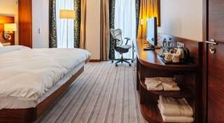 Гостиница Hilton Garden Inn  Краснодар Номер с 1 кроватью размера «queen-size» - Подходит для гостей с ограниченными физическими возможностями-3